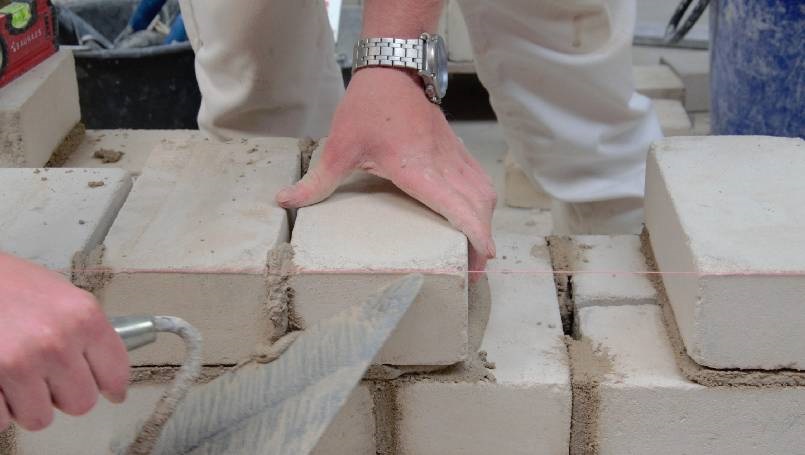 Nahaufnahme Mauerbau Maurerhandwerk