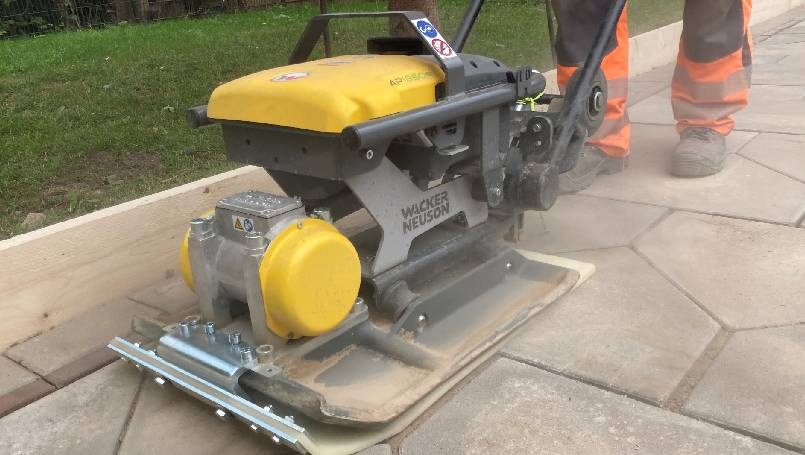 Rüttelplatte im Einsatz Rüttelplatte im Einsatz