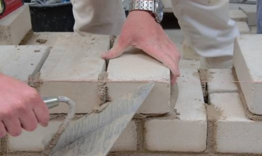 Mauerwerksbau Mauer bauen mit Maurerkelle