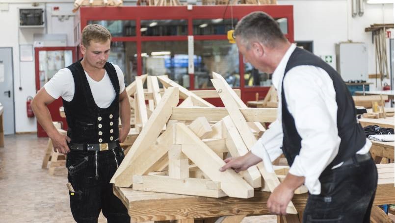 Ausbilder am Werkstück Ausbilder unterweist beim Schiften