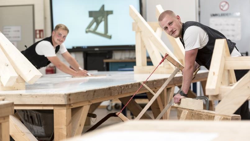 Zimmerer Azubis bei der Arbeit Zimmerer-Azubis beim Aufriss und beim Ausarbeiten