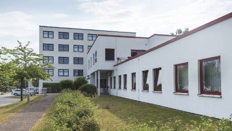 Verwaltungstrakt Internat und Verwaltung Bildungsbereich Außenansicht