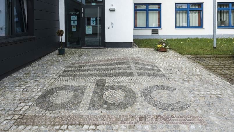 Gepflasterter Eingangsbereich Internat 2018 Von Azubis gepflasterter Eingangsbereich zum neuen Internat