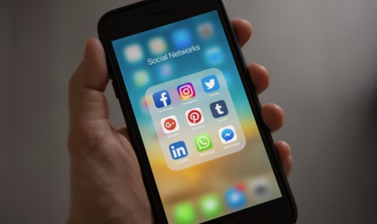 Smartphone Social Media © Pexels - Tracy Le Blanc-607812 Smartphone mit Social Media Icons