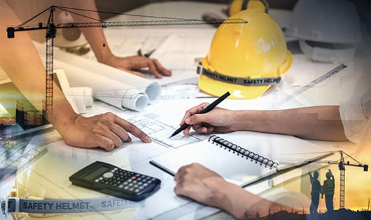 Für Betriebe - Bauplanung © iStock - sorn340 Baupläne und Helme