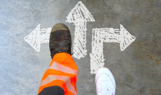 Füße Wegweiser © eigenes Bild Füße auf einem auf den Boden gemalten Wegweiser