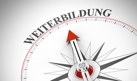 Kompass Weiterbildung © AdobeStock - Coloures-Pic Kompass zeigt auf Weiterbildung